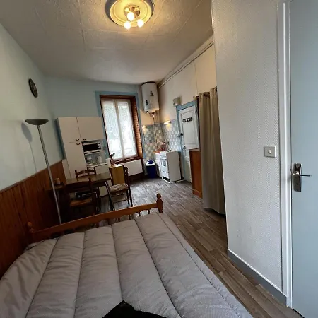 Studio La Bourboule, 1 Piece, 2 Personnes - Fr-1-667-39 Apartamento *